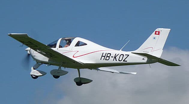 Avion biplace au décollage à l'Aérodrome de la Gruyère