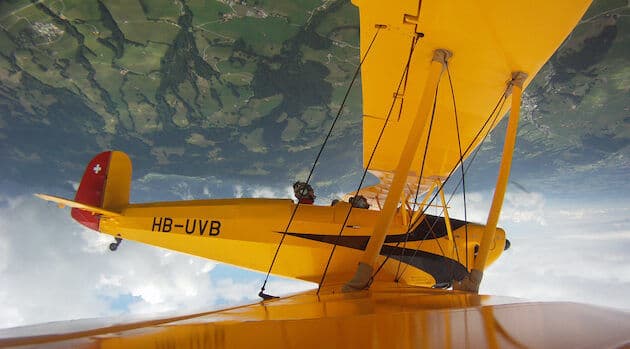 Avion de tourisme de l'Aérodrome de la Gruyère en vol