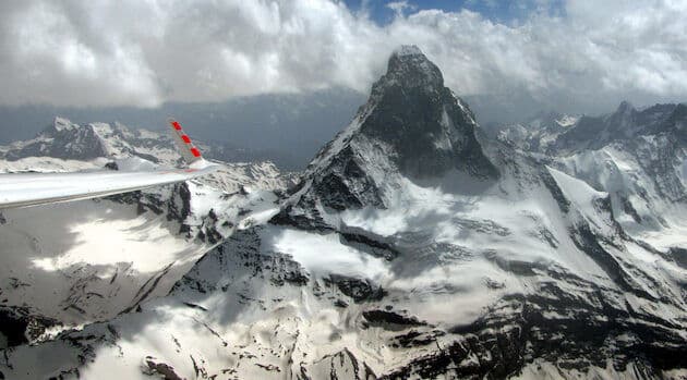 Planeur de la Gruyère en vol face aux sommets alpins