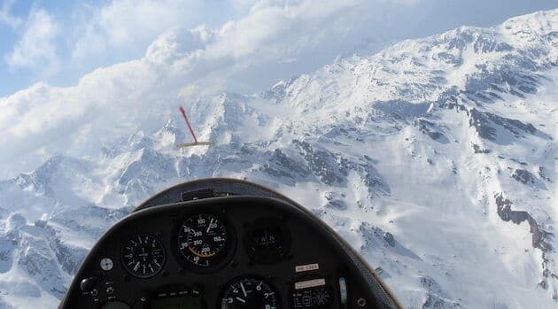 Planeur de la Gruyère en vol au-dessus des Préalpes au printemps